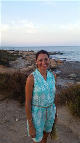 Doy clases de inglés a nivel de primaria y secundaria. soy diplomada en magisterio por la especialidad de inglés y tengo el b2 de la escuela oficial d