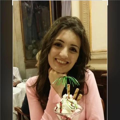 Laureata in giurisprudenza e diplomata al liceo classico