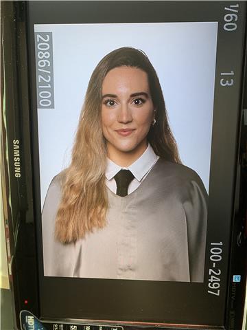 Profesora bilingüe joven con varios años de experiencia