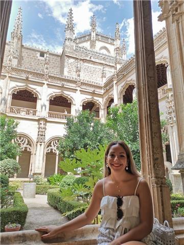 Chica graduada en Diseño y estudiante de máster da clases de apoyo escolar en Valencia