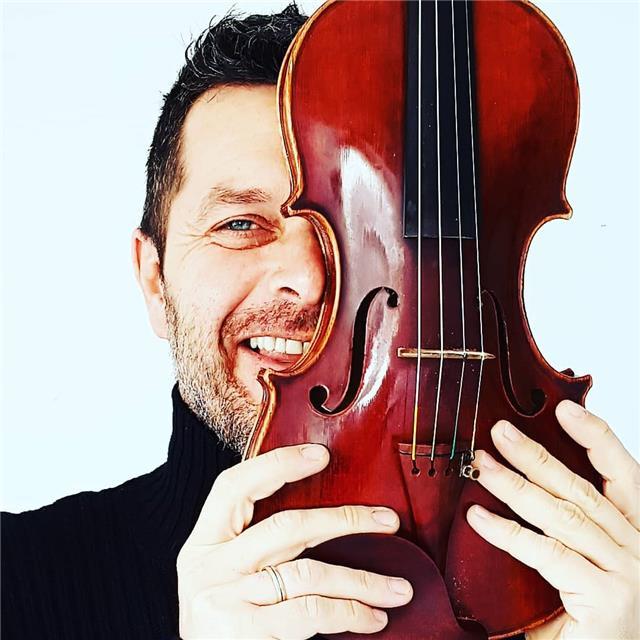 Sono un violinista professionista, laureata in Budapest Università di Musica. Solista di musica classica, jazz e tutti di genere.
 Esperienza professionale: Cirque du Soleil, spalla per orchestre classiche, ho collaborato con Sting, Berry White, Bocelli, 