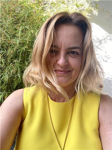 Soy periodista, y también tengo el titulo de profesora de secundaria y bachillerato. pero también puedo explicar diversas materias a alumnos de primaria