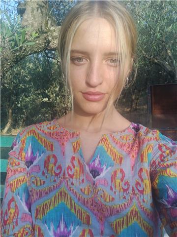 Studentessa di lingue offre aiuto compiti per tutte le materie delle medie