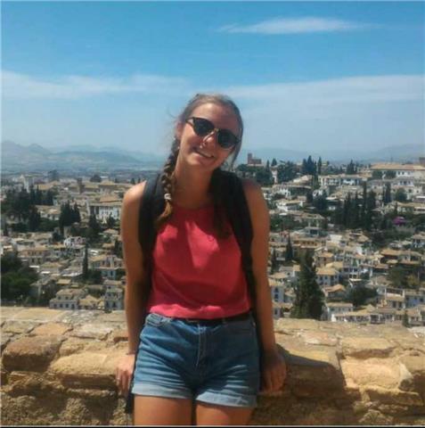Studentessa livello di inglese C1 ( certificazione CAE), offro ripetizioni di inglese per grammatica, letteratura e conversazione. Essendo io stessa studentessa di lingue, conosco diversi metodi per imparare una lingua e farla propria. Ho precedenti esper