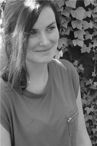 Titulada con máster y amplia experiencia da clases de economía