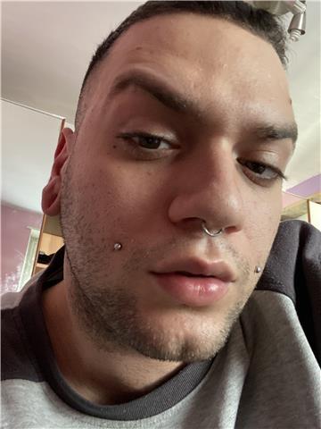 Insegno spagnolo, sono un ragazzo di 20 anni nato in italia ma cresciuto in spagna fin da piccolo, ho studiato medie e superiori li