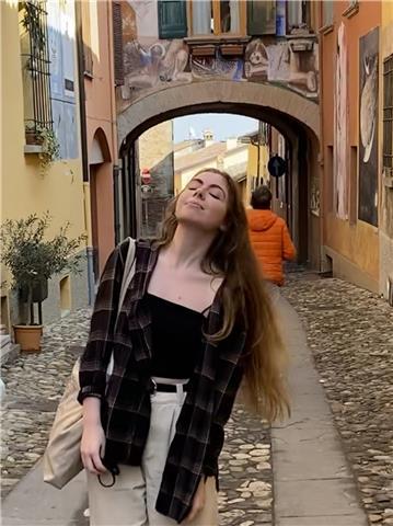 Ciao, sono Vitalina, ex editor/giornalista russa a San Pietroburgo, ora studentessa di archeologia a Viterbo, Roma