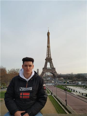 Doy clases particulares de ingles, matematicas y quimica para alumnos de primaria o eso. puedo ir a domicilio