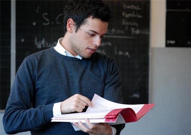 Insegnante madrelingua italiano qualificato impartisce lezioni di italiano a stranieri e ripetizioni di letteratura italiana, storia dell'arte italiana e geografia a studenti italiani delle scuole medie inferiori e superiori