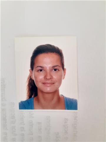 Laureata magistrale milanese in Lingue e Letterature Europee ed Extraeuropee.
Traduttrice freelance (inglese-italiano/italiano-inglese, francese-italiano/italiano-francese/francese-italiano, spagnolo-italiano/italiano-spagnolo), Insegnante privata online 