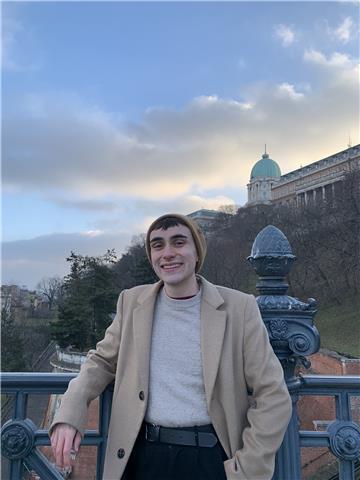 Soy estudiando de estudios ingleses en salamanca con una muy buena media y un nivel c1 de inglés, las clases pueden ser tanto presenciales como online