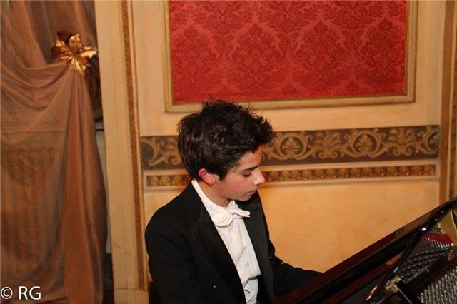 Ragazzo giovane impartisce lezioni di pianoforte per coloro che volessero iniziare, Torino