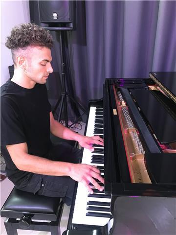 Insegnante di pianoforte per bambini e adulti livello base