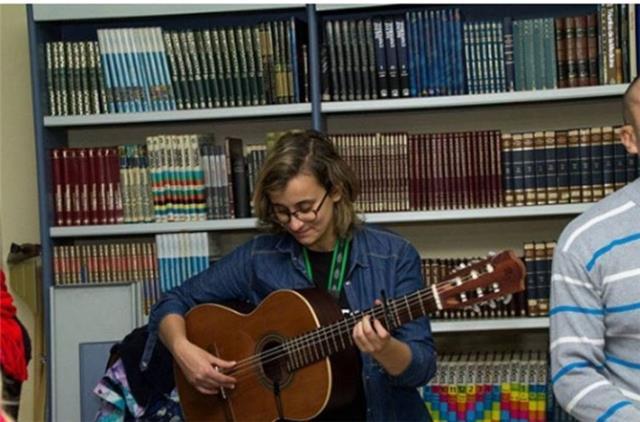 Músico imparte clases de guitarra a niños que estén empezando en este instrumento en Cádiz