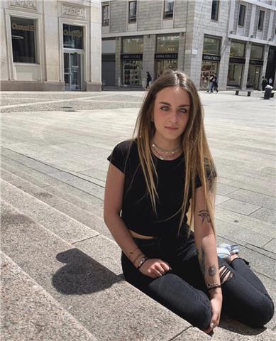 Studentessa universitaria di discipline artistiche e della moda