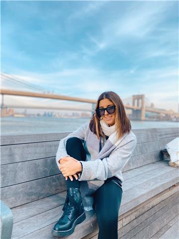 Recién graduada de universidad. Viví 10 años en Estados Unidos donde di clases de inglés y matemáticas