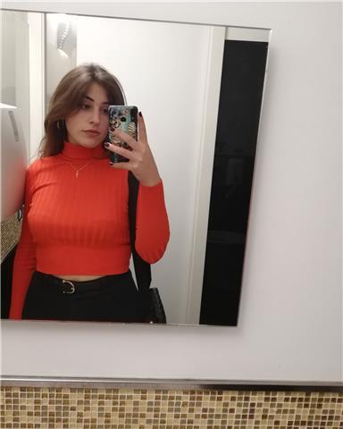 Giovane ragazza liceale con certificazione madre lingua C2 impartisce lezioni di inglese