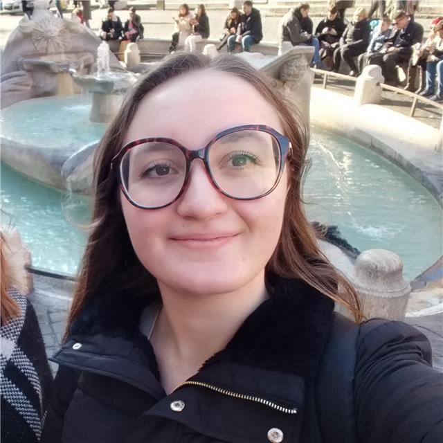 Studentessa universitaria disponibile per aiuto compiti e ripetizioni a domicilio e online