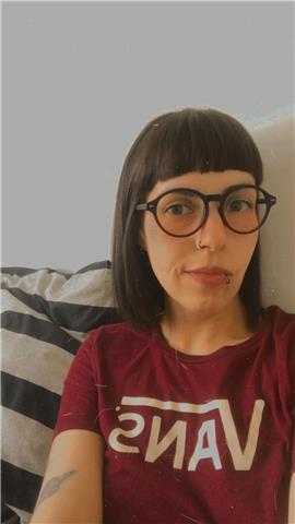 Profesora de diseño gráfico, edición de video, photoshop, illustrator