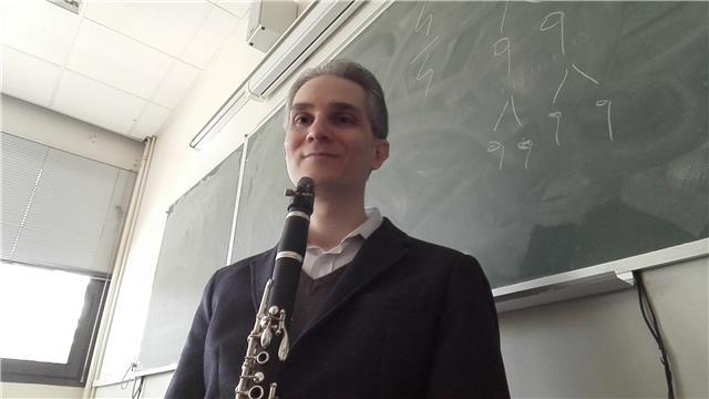Docente di musica,impartisce lezioni di educazione musicale a tutti i livelli