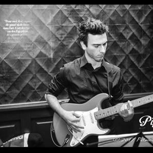 Studente cpm ( centro professione musica ) impartisce lezioni a domicilio di musica