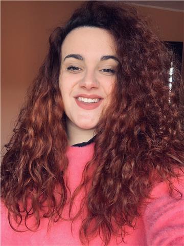 Ragazza universitaria impartisce ripetizioni a ragazzi del liceo