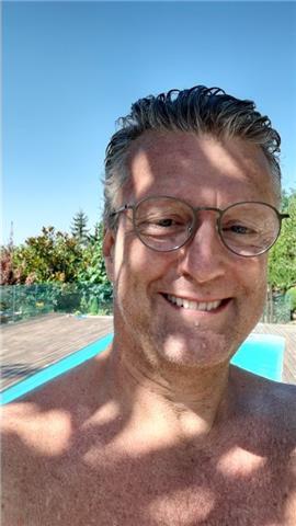 Sono laureato in Giurisprudenza, sono padre di due adolescenti, ho molta pazienza e capacità di interloquire con i ragazzi, ho esperienza di insegnamento in qualità di maestro di scherma, sono disponibile fin da subito e con flessibilità di orario a secon