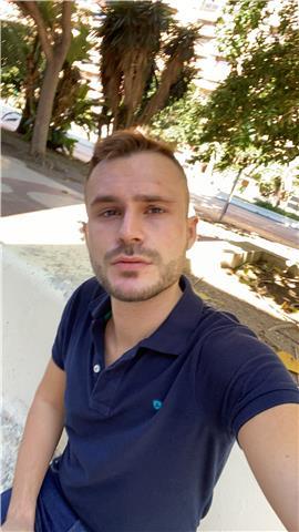 Profesor de inglés con amplia experiencia dando clases a niños de primaria y secundaria. 
he vivido y estudiado 5 años en reino unido