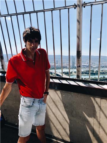 Profesor da clases de matemáticas, joven pero con experiencia. también doy clases de inglés y otras materias