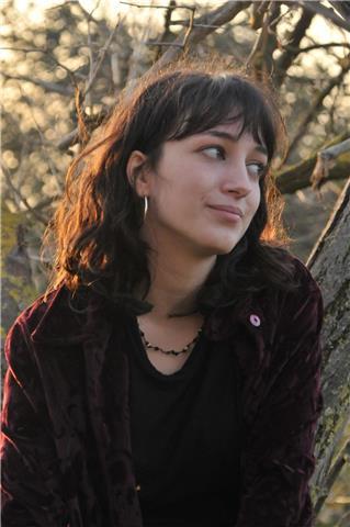 Studentessa diplomata con il massimo dei voti al liceo classico impartisce lezioni private di Greco, Latino e materie umanistiche a studenti di primo, secondo o terzo superiore