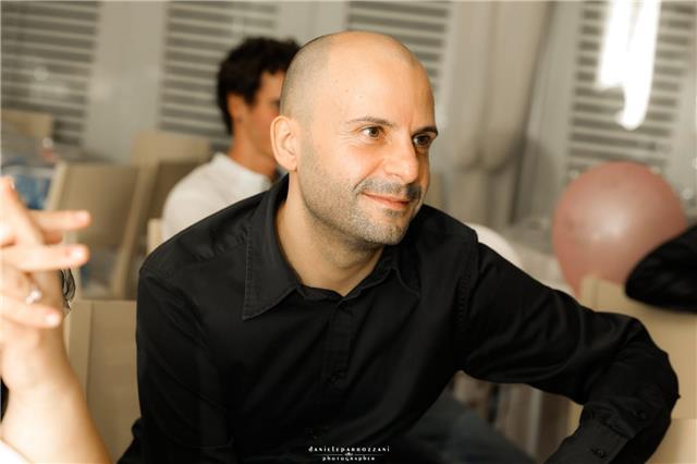 Laureato in economia e commerciooffre lezioni di matematica a ragazzi di scuole elementari medie e superiori e lezioni di italiano, inglese per ragazzi di scuole elementari e sonomedie