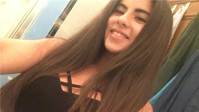 ragazza impartisce lezioni di lingue straniere