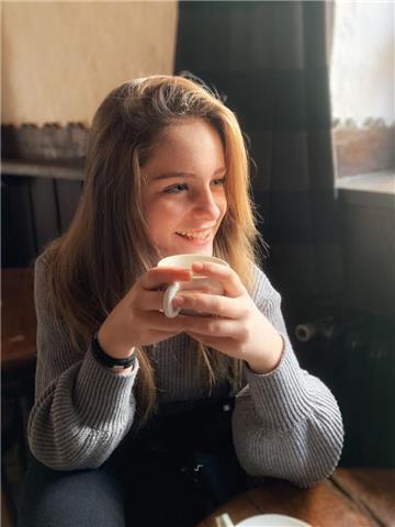 Profesora y antigua estudiante del kings college de madrid ofrece clases de matemáticas e inglés a niños de hasta trece años. experiencia previa como profesora de extraescolares de inglés en colegios y en formato particular