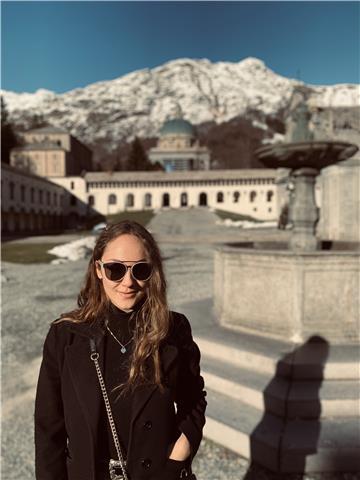 Studentessa universitaria di economia aziendale, diplomata al Liceo classico, offre ripetizioni di tutte le materie