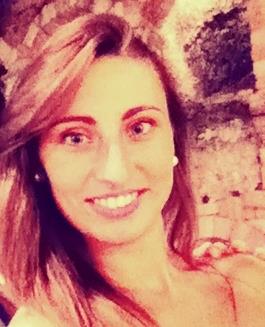 Ragazza laureata impartisce lezioni sia in lingua straniera che italiano