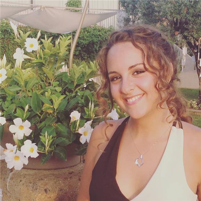 Neodiplomata liceo linguistico offre lezioni private di letteratura italiana