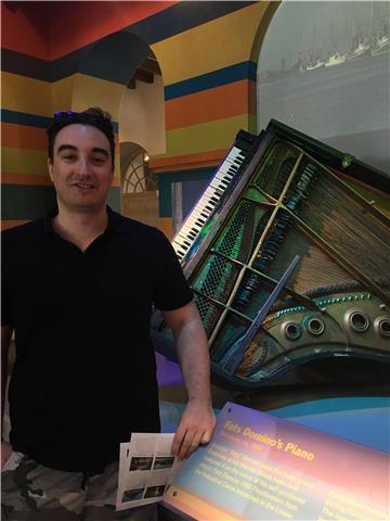 Mi chiamo Davide, ho 35 anni. Mi sono laureato a pieni voti nel 2014 in letteratura moderna (magistrale). Offro lezioni mirate in tutte le materie umanistiche (latino, italiano, storia, geografia). Avendo lavorato in multinazionali per diversi anni, offro