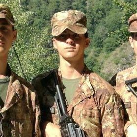 Diplomato Liceo Classico presso la scuola militare Teuliè di Milano