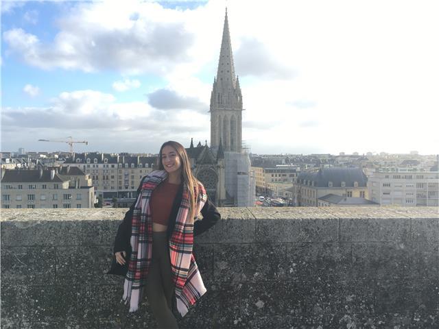 Soy una apasionada de la enseñanza de idiomas. Por ello, ofrezco clases de francés e inglés a todos los niveles
