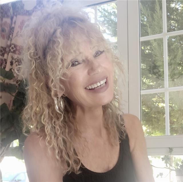 Ingles. profesora nativa irlandesa (british accent) especialidad perfeccionar el speaking (pronunciación, vocabulario de alto nivel, entonación); entrevistas, todos los examenes, presentaciones, oposiciones, in-company. clases personalizados a cada alumna