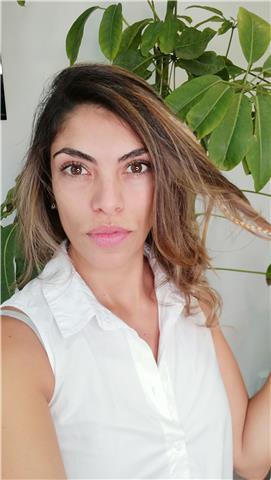 Soy profesora de español nativa, resido en la comunidad valenciana, tengo 35 años
las clases pueden ser particulares o a distancia, elijo los medios recreativos para aprender de una manera distinta