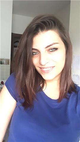 Studentessa universitaria con ottime doti di insegnamento