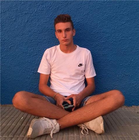 Estudiante universitario de 19 años de la facultad de derecho (ub) dispuesto a dar clases en cualquier zona de la ciudad (preferentemente barrio sant martí) y de cualquier materia. 
tengo mucha paciencia para ayudar en el estudio a niños y niñas sobre tod