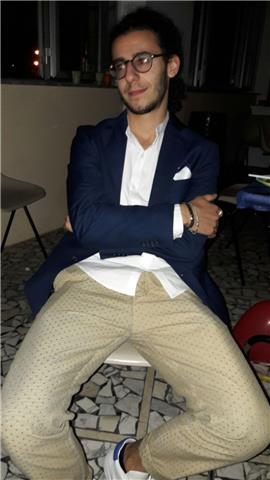 Insegnante lauerendo di ingegneria meccanica