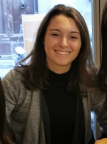 Studentessa universitaria del dipartimento di lingue offre ripetizioni di inglese per studenti di scuola superiore