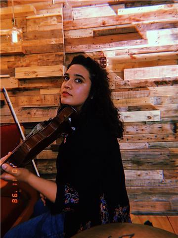 Profesora de música ofrece clases de violín, ukelele y taller de música
