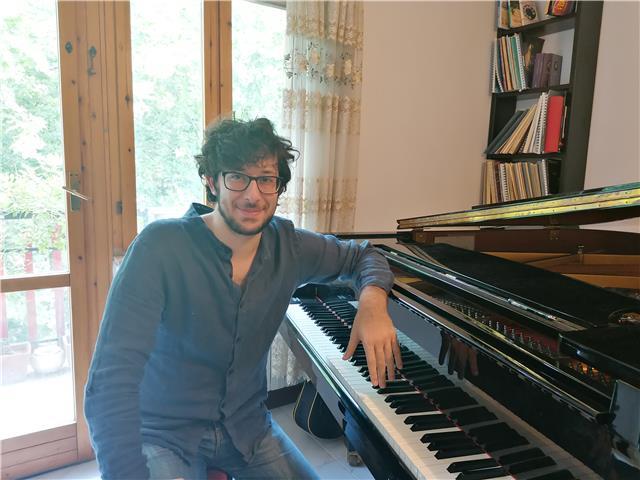 Diplomato col massimo dei voti impartisce lezioni di Pianoforte, Solfeggio, Dettato, Armonia