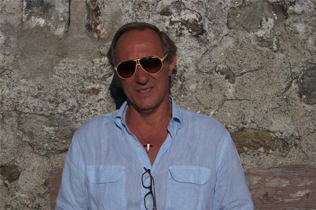 Laureato In Scienze politiche con 2 lingue straniere