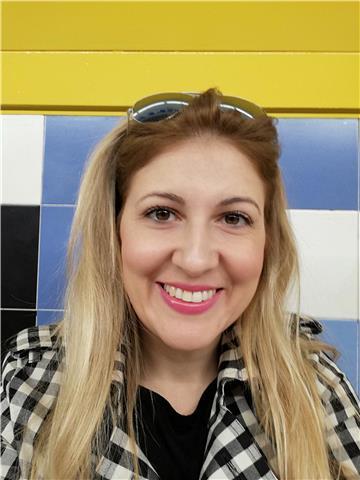 Laureanda in giurisprudenza, impartisce accurate lezioni di diritto privato, diritto commerciale, storia, italiano, letteratura greca e latina