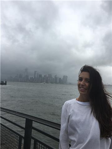 Laureata in economia impartisce lezioni ad alunni delle scuole elementari, medie e superiori